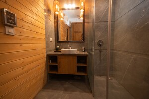 Bathroom in 4 BHK Builder Floor at DLF Independent Floors, Dlf City Phase 3 – for Sale
