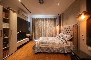 Bedroom in 4 BHK Builder Floor at DLF Independent Floors, Dlf City Phase 3 – for Sale