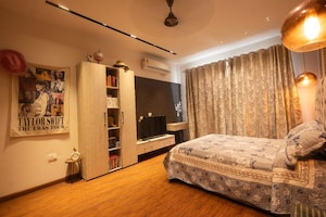 Living Room in 4 BHK Builder Floor at DLF Independent Floors, Dlf City Phase 3 – for Sale