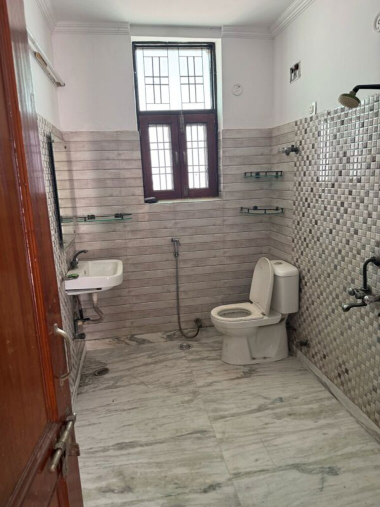 Bathroom, sector 39 2 Bedroom 162 Sq.Mt. Villa In Sector 39 Noida 10577224