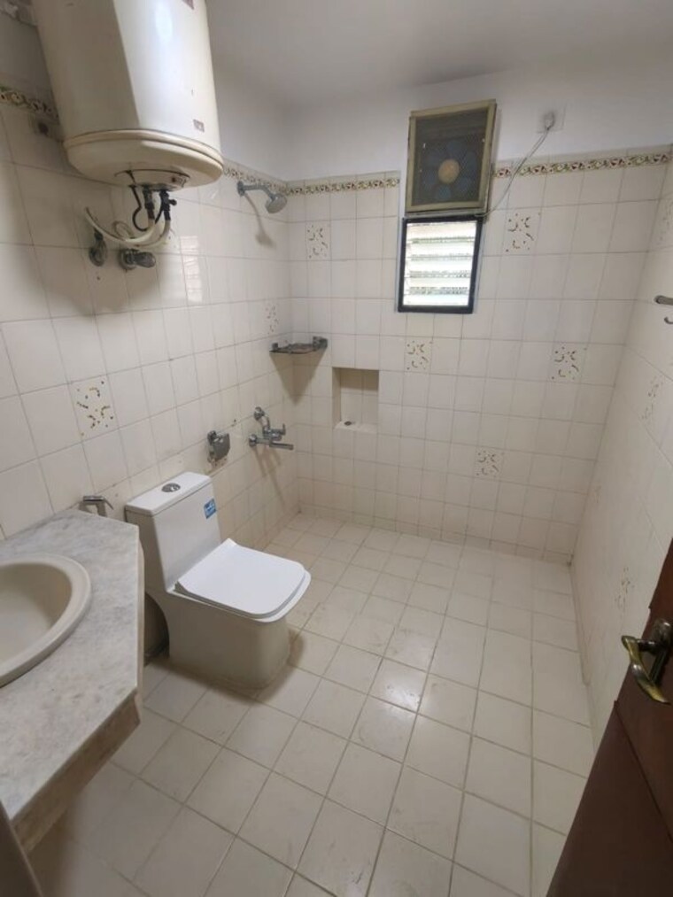 Bathroom, regency-liqury 3 Bedroom 3000 Sq.Ft. Apartment In Lavelle Road Bangalore 10577238