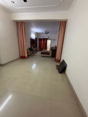 Room in 3 BHK Apartment at Gomti Nagar – for Rent