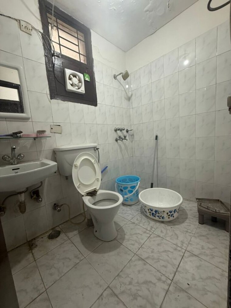 Bathroom, sector 57 2 Bedroom 160 Sq.Yd. Builder Floor In Sector 57 Gurgaon 10577260