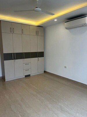 Room in 3 BHK Builder Floor at Sector 43 – for Rent