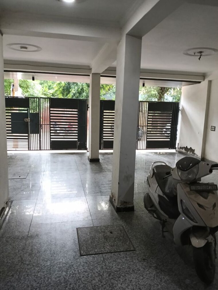  Parking, mohan-meekin-society 4 Bedroom 1800 Sq.Ft. Builder Floor In Vasundhara Sector 18 Ghaziabad 10577275