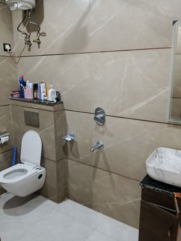 Bathroom, mohan-meekin-society 4 Bedroom 1800 Sq.Ft. Builder Floor In Vasundhara Sector 18 Ghaziabad 10577275