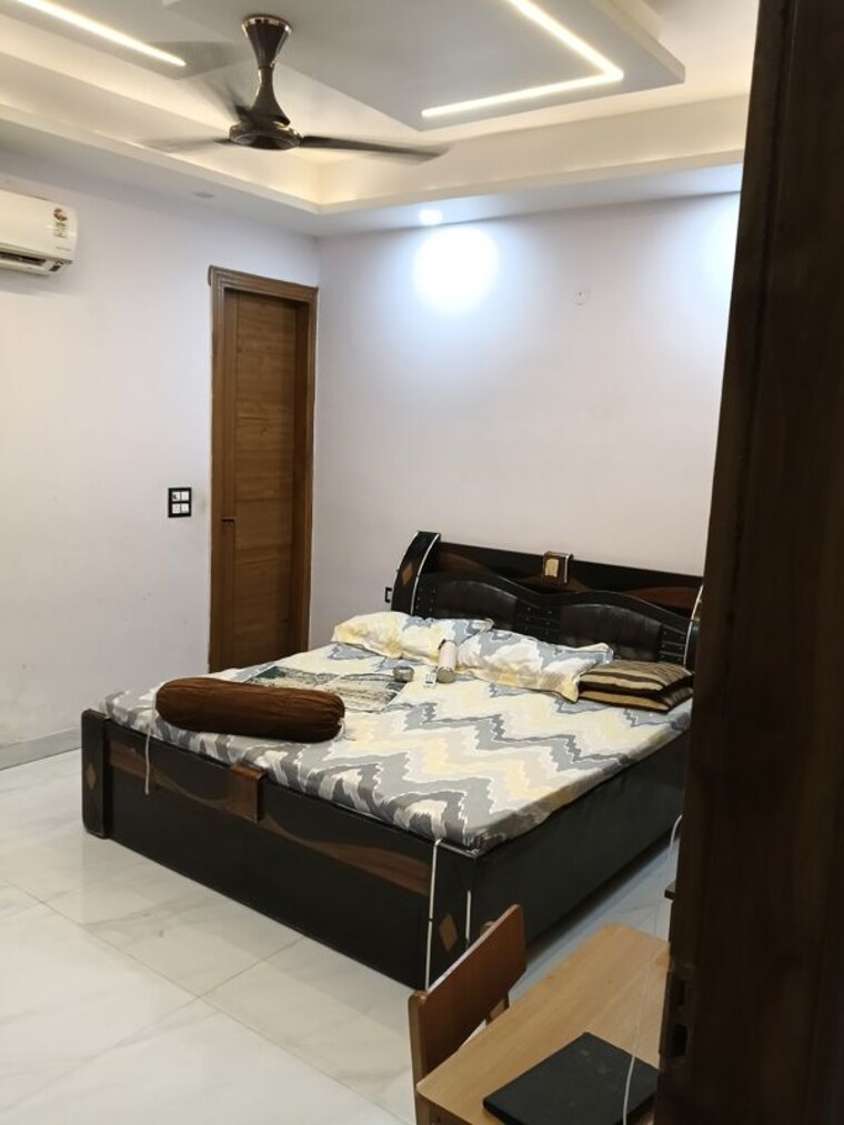 Bedroom, mohan-meekin-society 4 Bedroom 1800 Sq.Ft. Builder Floor In Vasundhara Sector 18 Ghaziabad 10577275