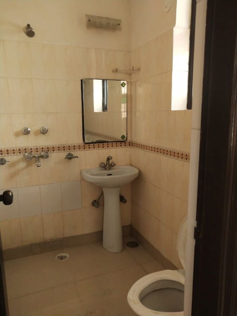 Bathroom, sector 14 1 RK 280 Sq.Ft. Independent House In Sector 14 Gurgaon 10577308