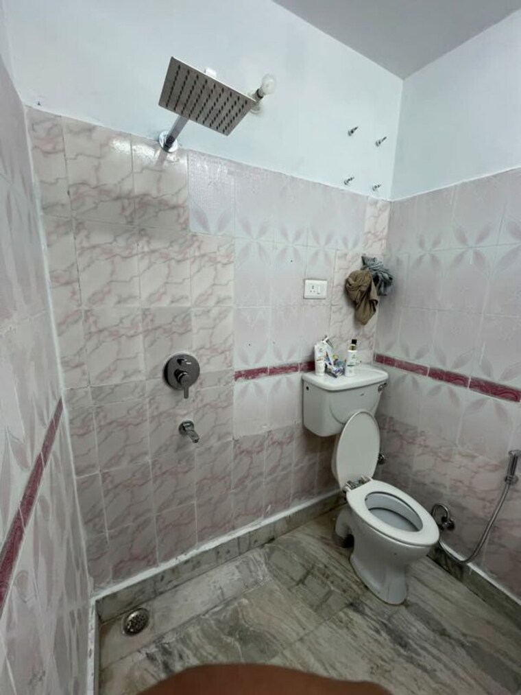 Bathroom, maya-homes 3 Bedroom 1375 Sq.Ft. Builder Floor In Indrapuram Ghaziabad 10577332