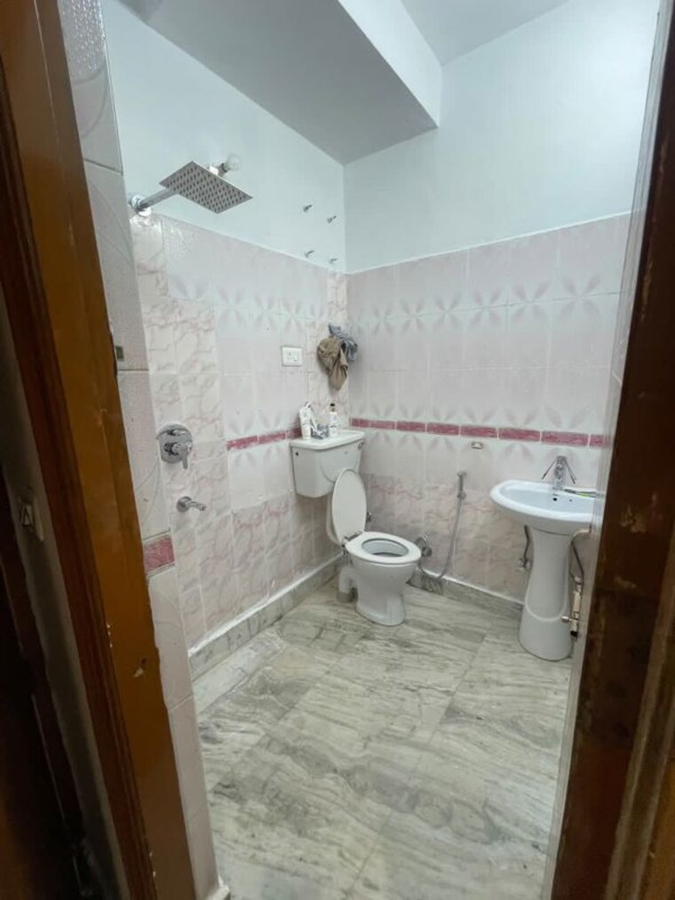 Bathroom, maya-homes 3 Bedroom 1375 Sq.Ft. Builder Floor In Indrapuram Ghaziabad 10577332