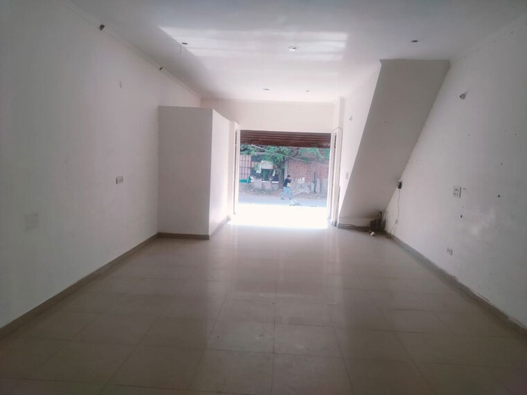 Room, prem-satyam-swastik-apartment Commercial Shop 95 Sq.Yd. In Patiala Road Zirakpur 10577339