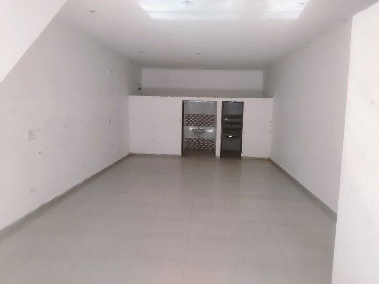 Room, prem-satyam-swastik-apartment Commercial Shop 95 Sq.Yd. In Patiala Road Zirakpur 10577339