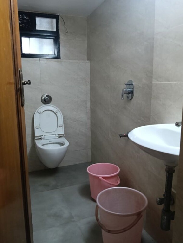 Bathroom, lokhandwala complex 3 Bedroom 1300 Sq.Ft. Apartment In Lokhandwala Complex Mumbai 10577349