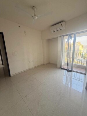 Room in 2 BHK Apartment at Lodha Amara, Kolshet Road – for Rent