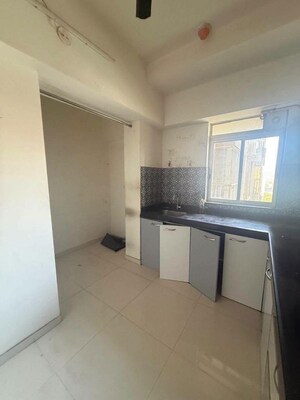 Room in 2 BHK Apartment at Lodha Amara, Kolshet Road – for Rent