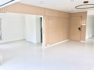 Room in 5 BHK Apartment at Khar West – for Rent
