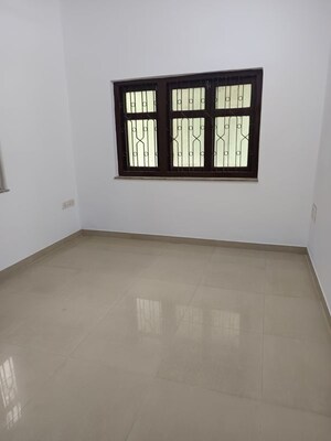 Room in  Showroom at Vishnu Dham, Bandra West – for Rent