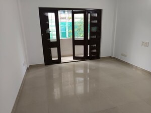 Room in  Showroom at Vishnu Dham, Bandra West – for Rent