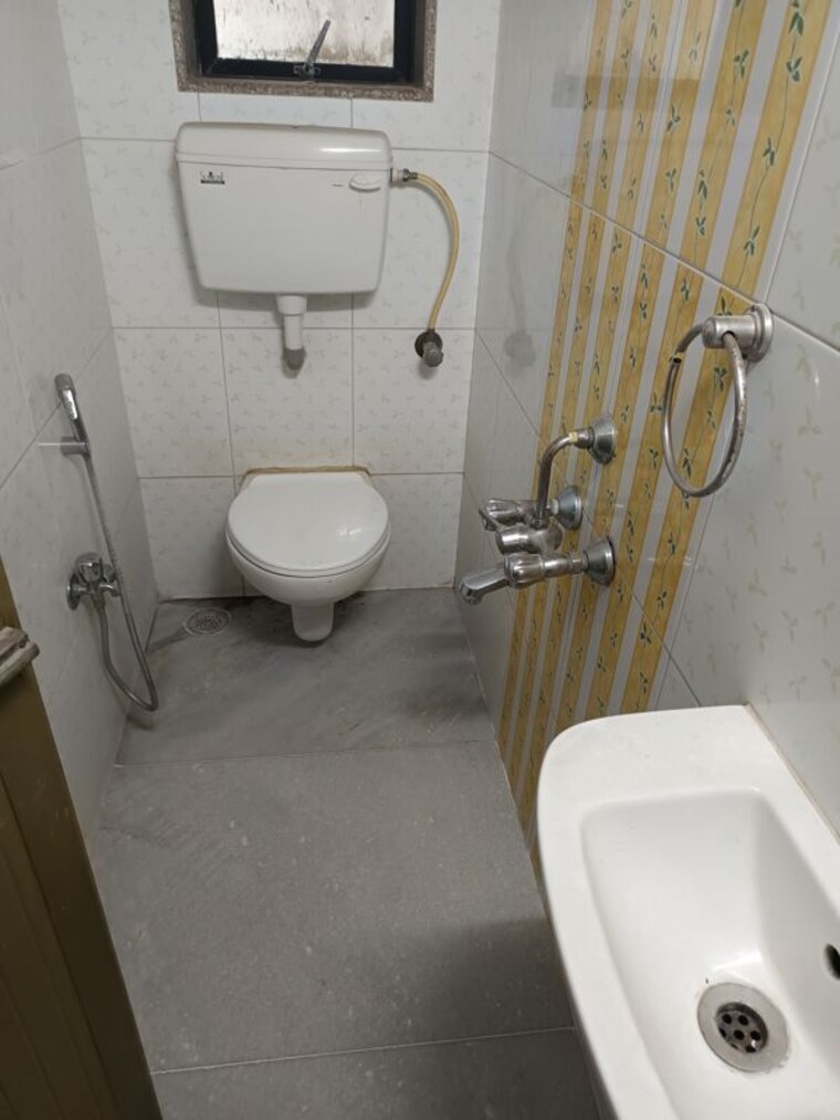 Bathroom, vishnu-dham Commercial Showroom 1650 Sq.Ft. In Bandra West Mumbai 10577559