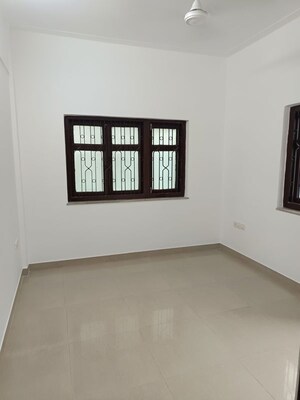 Room in  Showroom at Vishnu Dham, Bandra West – for Rent