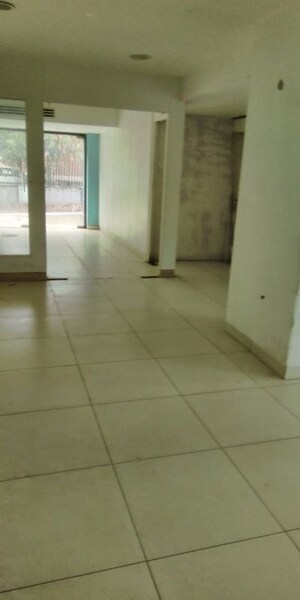Room in  Showroom at Mohan Cooperative Industrial Estate – for Rent