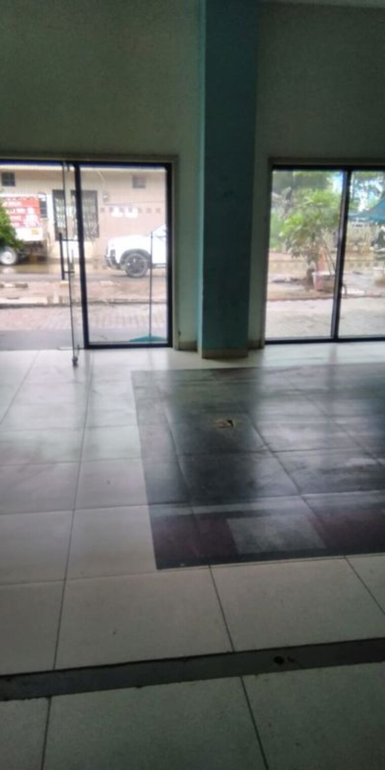 Room, mohan cooperative industrial estate Commercial Showroom 7000 Sq.Ft. In Mohan Cooperative Industrial Estate Delhi 10577463