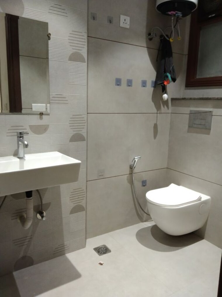 Bathroom, sector 23 1 Bedroom 500 Sq.Ft. Villa In Sector 23 Gurgaon 10577586