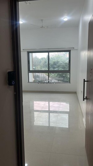 Room in 2 BHK Apartment at Kalpataru Immensa, Kolshet Road – for Rent