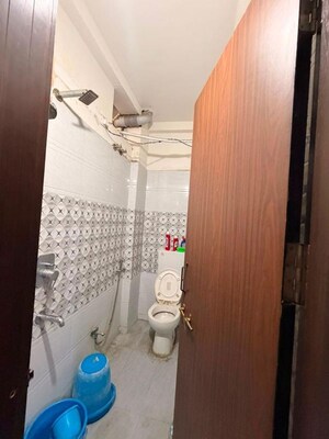 Bathroom in 1.5 BHK Builder Floor at Mahalaxmi Nagar – for Rent