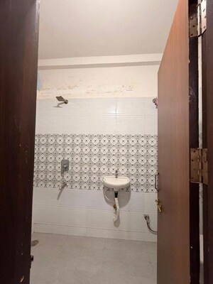 Bathroom in 1.5 BHK Builder Floor at Mahalaxmi Nagar – for Rent