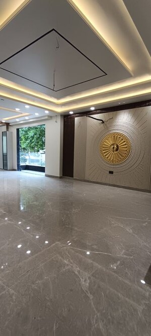 Room in 3 BHK Builder Floor at Parklands, Sector 85 – for Rent