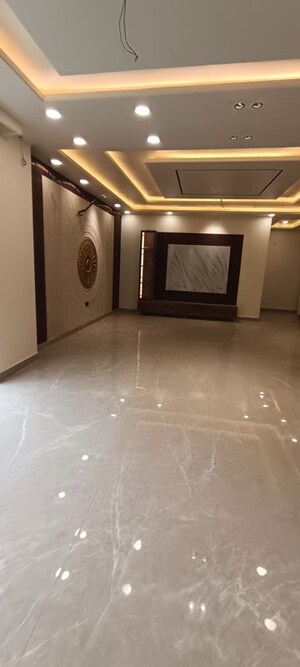 Room in 3 BHK Builder Floor at Parklands, Sector 85 – for Rent