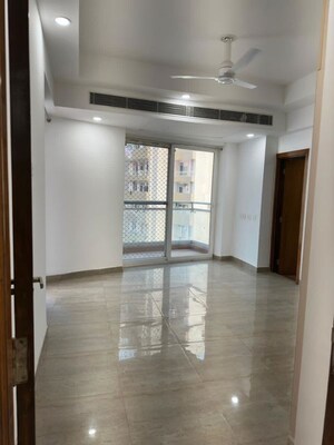 Room in 4 BHK Apartment at Wave Amore, Sector 32 – for Rent