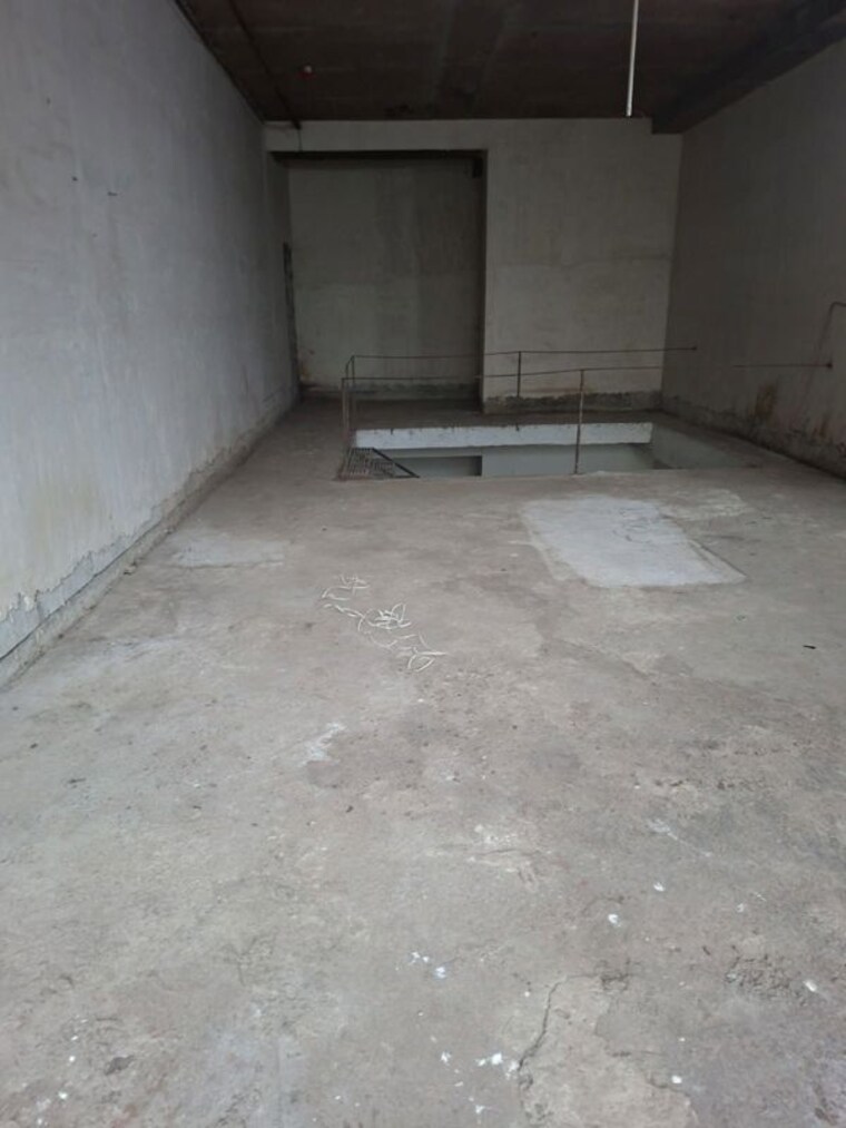 Room, bandra west Commercial Showroom 1250 Sq.Ft. In Bandra West Mumbai 10577753