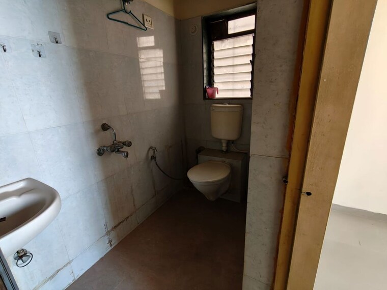 Bathroom, puranik-city-phase-iii 2 Bedroom 520 Sq.Ft. Apartment In Ghodbunder Road Thane 10577746