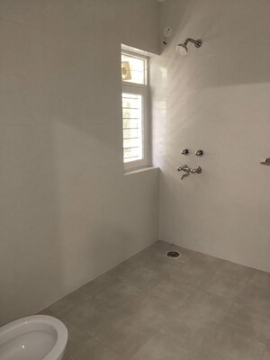 Room in 4 BHK Apartment at Sarita Vihar – for Rent