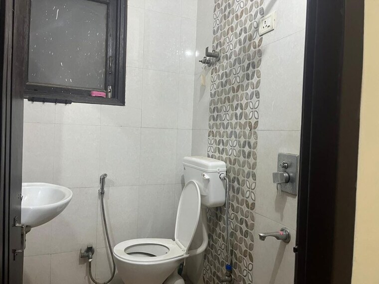 Bathroom, freedom fighters enclave 1 RK 350 Sq.Ft. Apartment In Freedom Fighters Enclave Delhi 10577886