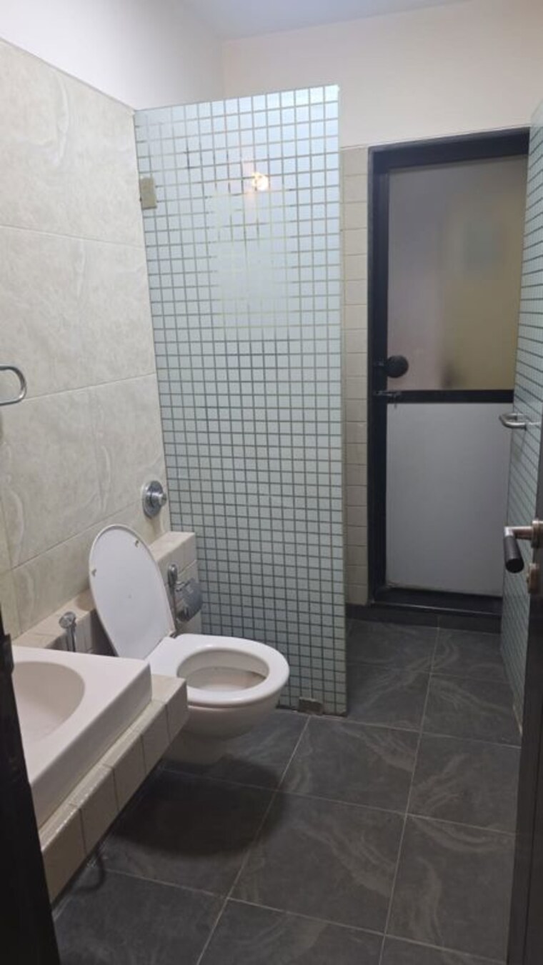 Bathroom, royal-manor 3 Bedroom 1200 Sq.Ft. Apartment In Bandra West Mumbai 10577911