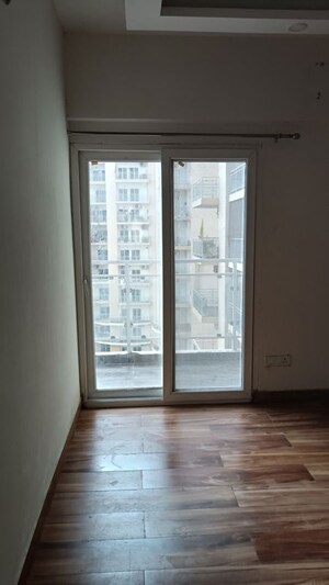 Room in 3 BHK Apartment at Samridhi Luxuriya Avenue, Sector 150 – for Rent