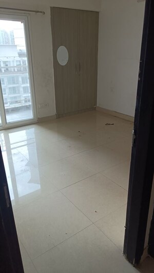 Room in 3 BHK Apartment at Samridhi Luxuriya Avenue, Sector 150 – for Rent