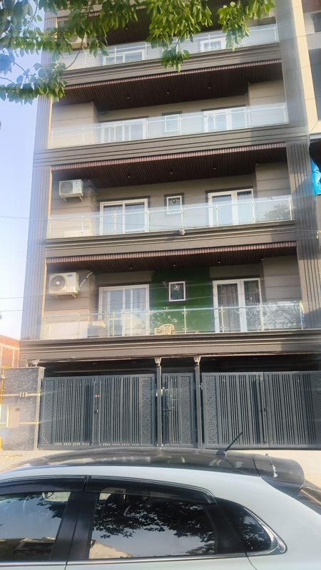 3 BHK + Servant Room 165 Sq.Yd. Builder Floor in BPTP District 3