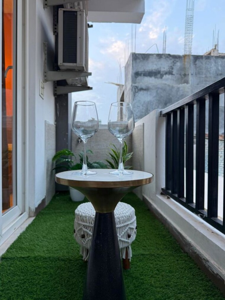 Balcony, sector 42 1 Bedroom 500 Sq.Ft. Builder Floor In Sector 42 Gurgaon 10577940