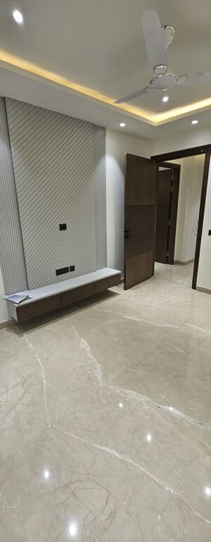 Room in 4 BHK Builder Floor at Sushant Lok I – for Rent