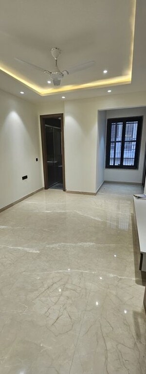 Room in 4 BHK Builder Floor at Sushant Lok I – for Rent