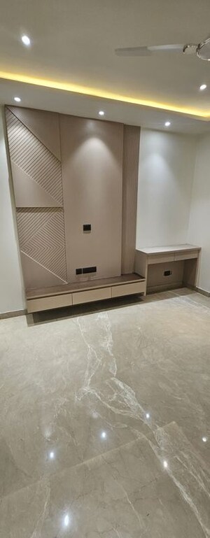 Room in 4 BHK Builder Floor at Sushant Lok I – for Rent