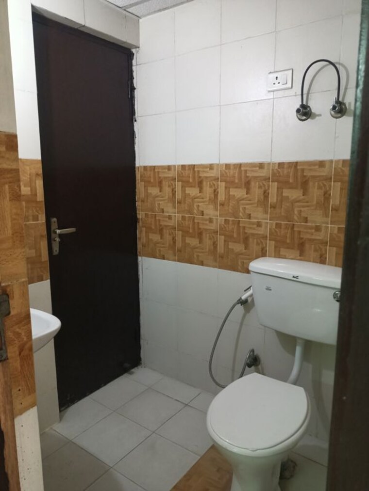 Bathroom, supertech-livingston 3 Bedroom 1320 Sq.Ft. Apartment In Sain Vihar Ghaziabad 10500019
