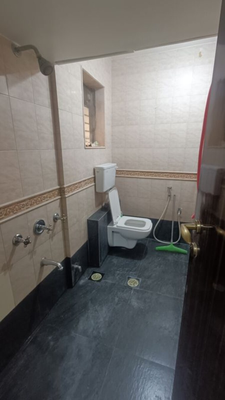 Bathroom, meridian-apartment-andheri 3 Bedroom 1200 Sq.Ft. Apartment In Andheri West Mumbai 10578014