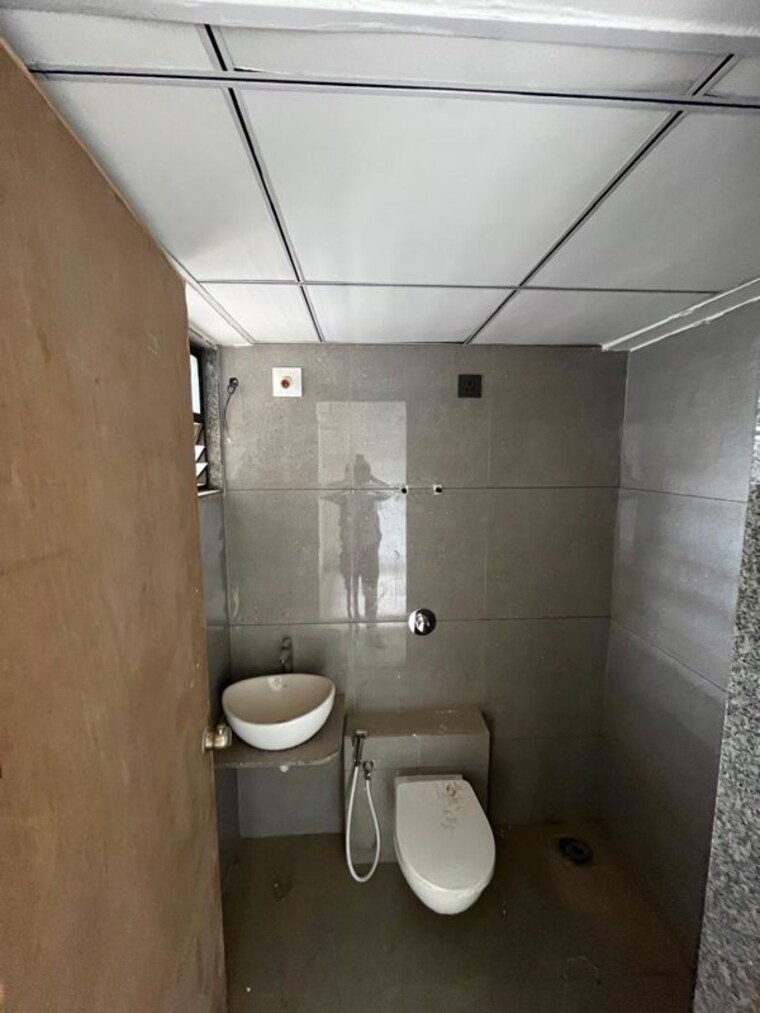 Bathroom, arpan-status-sky 3 Bedroom 975 Sq.Ft. Apartment In Jagatpur Ahmedabad 10577579