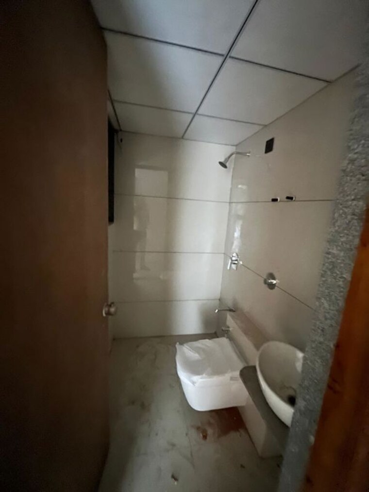 Bathroom, arpan-status-sky 3 Bedroom 975 Sq.Ft. Apartment In Jagatpur Ahmedabad 10577579