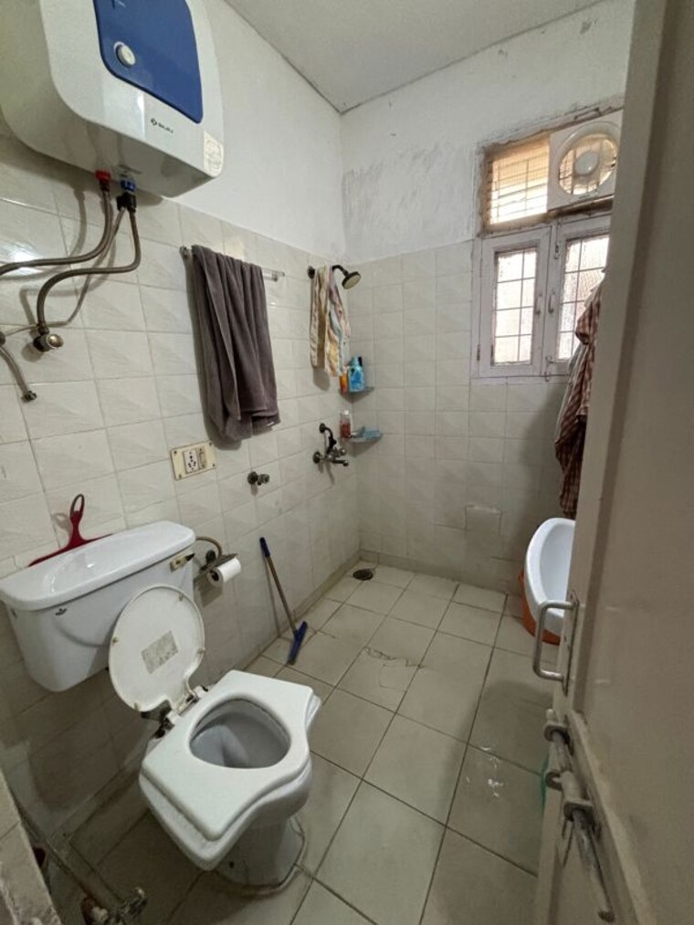 Bathroom, sector 30 1.5 Bedroom 1000 Sq.Ft. Villa In Sector 30 Noida 10578053